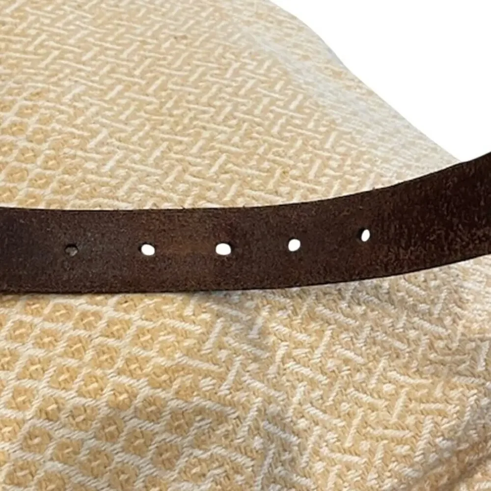 Roundtree & Yorke men's leather brown belt w/braided detail.
